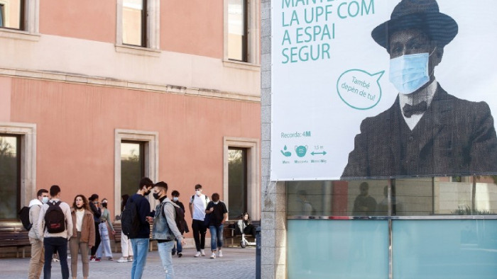 Те обаче ще продължат да се носят на обществени места,