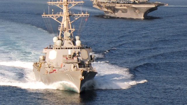 Американският боен кораб  Ross навлиза в Черно море за да вземе