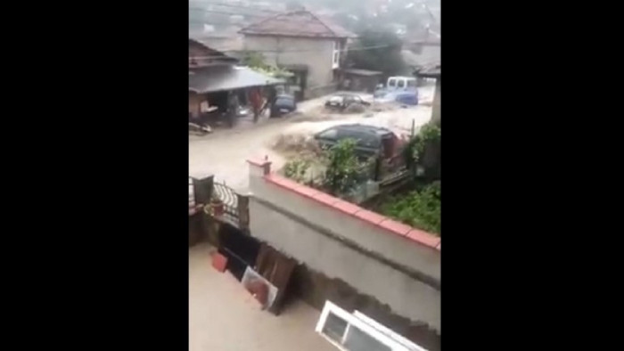 Пороен дъжд наводни Котел, обявяват бедствено положение