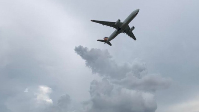 Двигател на български самолет е избухнал във въздуха съобщава изданието