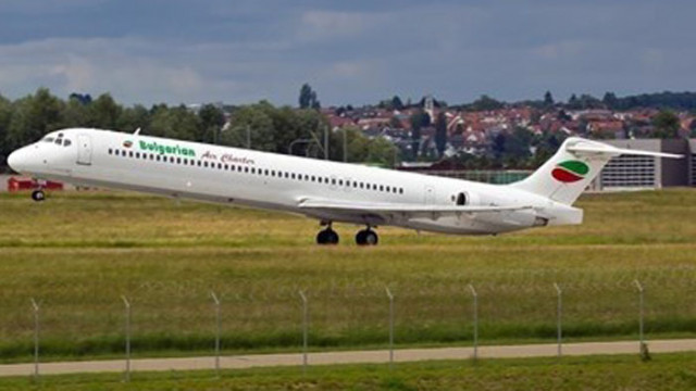 Около пет минути след излитането в самолета се е чува