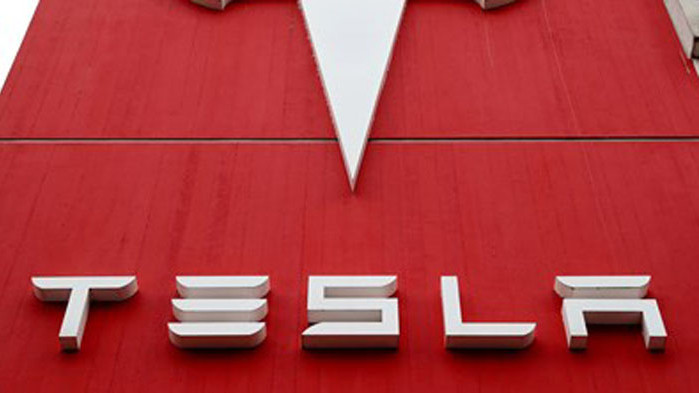 Американският производител на електромобили Тесла (Tesla ) ще обнови софтуера