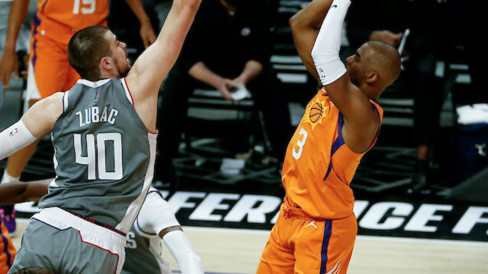 Девин Букър вкара 25 точки преди да напусне паркета заради