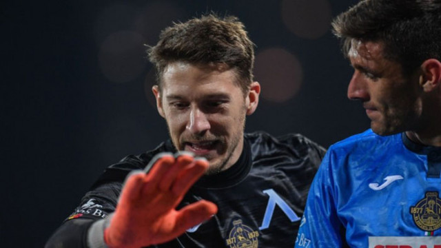 Вратарят Звонимир Микулич приключи с Левски Стражът вчера игра едно