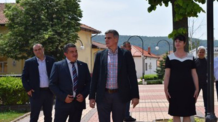 Премиерът Янев обсъжда очистването на река Тополница