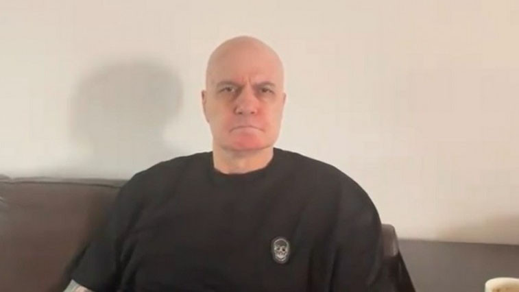 От коментар във Фейсбук страницата Слави Т. Трифонов“ излезе, че