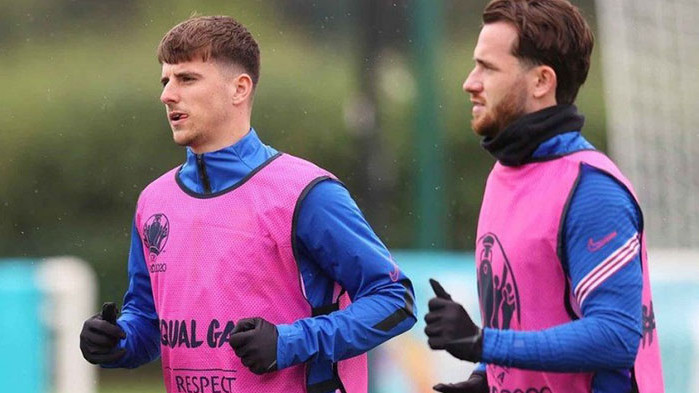 Футболистите на Челси, Мейсън Маунт и Бен Чилуел, се присъединиха