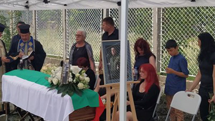 Александър Терзиев, 12-годишният син на загиналия пилот майор Валентин Терзиев,