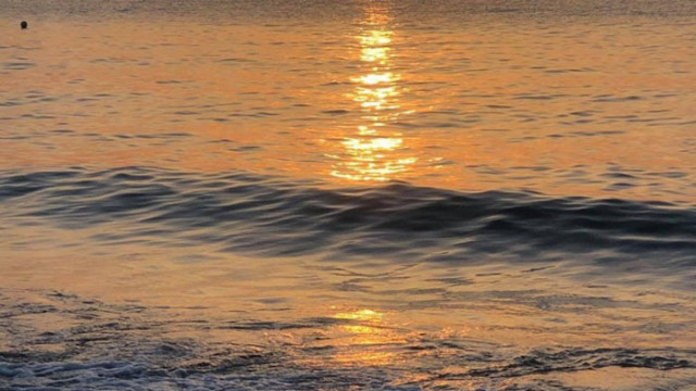 Хиляди хора посрещнаха слънцето на морския бряг на Джулай морнинг
