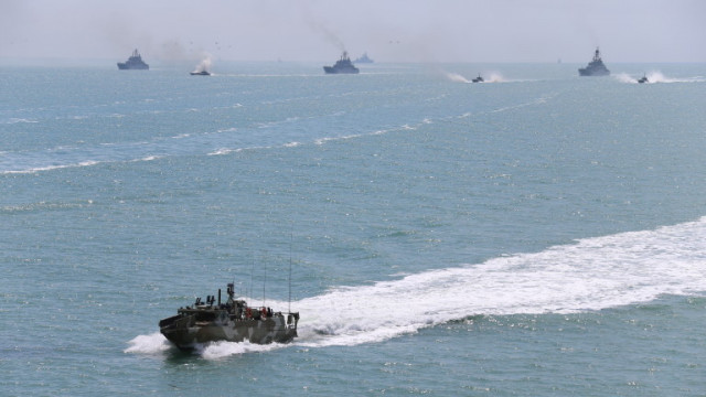 Руски военни кораби проведоха учение с жива стрелба в Черно