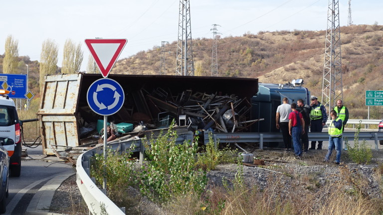 Камион за извозване на смет се запали на изхода на