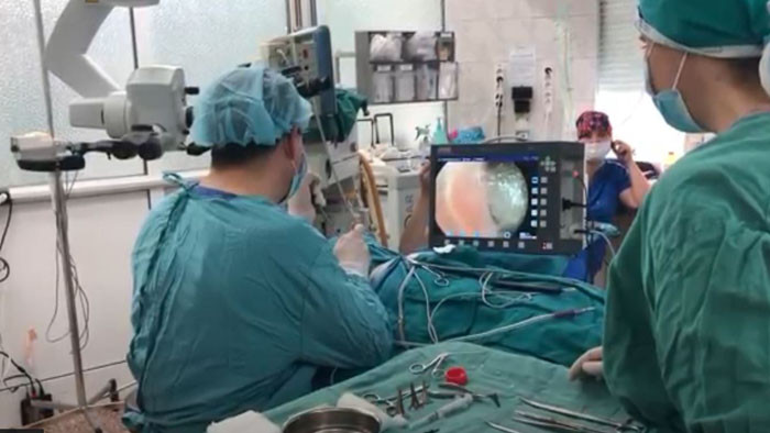 Лекари от УМБАЛ „Св. Марина“ извършиха изцяло ендоскопска оперативна интервенция на средно ухо