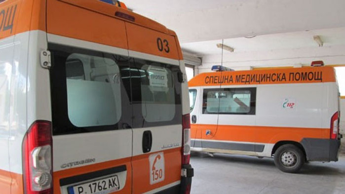 Трима души пострадаха при челен сблъсък на два леки автомобила