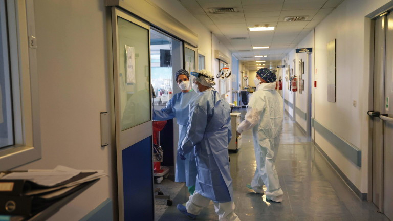 300 здравни работници в Италия оспорват в съда изискването да се ваксинират