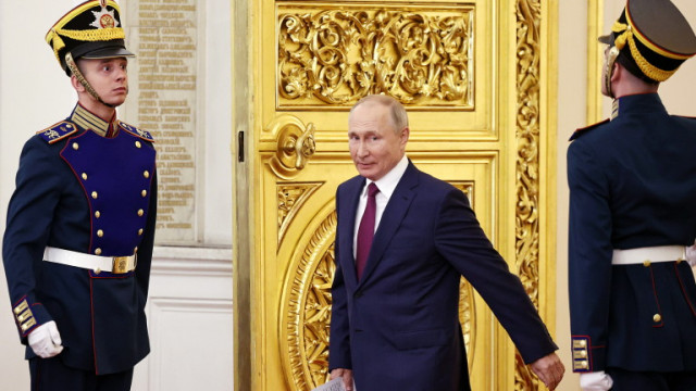 По време на пряката връзка с гражданите Владимир Путин се позиционира