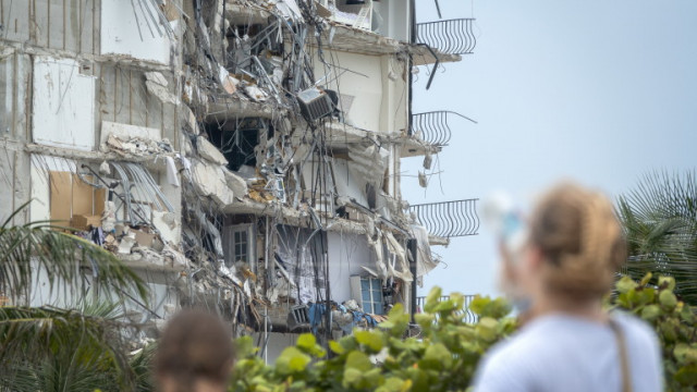 В района на Маями Сърфсайд заради предстоящия ураган Елза спасителните