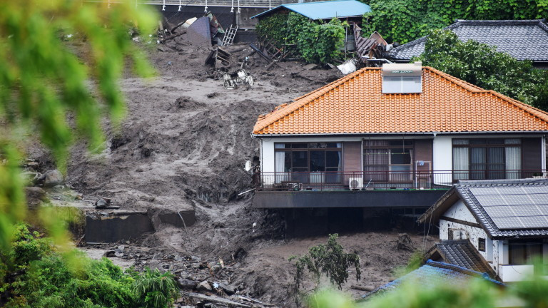 Смъртоносни свлачища в Япония, двама загинали и 20 изчезнали