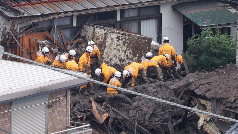 Смъртоносни свлачища в Япония, двама загинали и 20 изчезнали