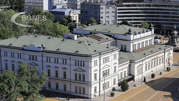 Подкрепата за първите две политически сили е почти еднаква. ГЕРБ-СДС