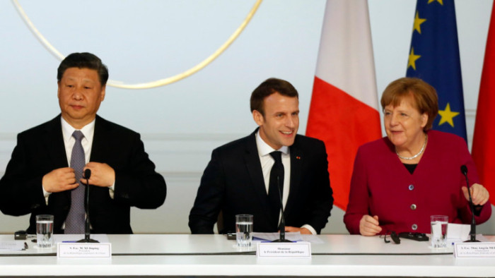 Френският президент Еманюел Макрон, китайският му колега Си Дзинпин и германският канцлер Ангела