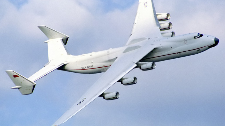 Ан-225 Мрия - най-големият самолет в света, прави своя дебют