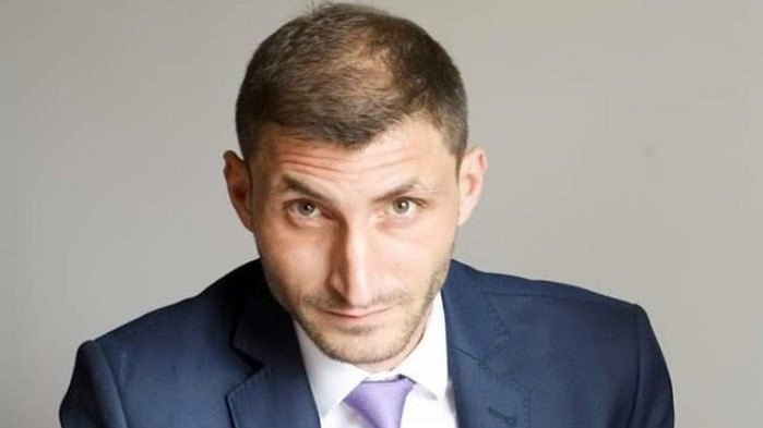 Любимият адвокат на Емил Джасим, който е плътно до него