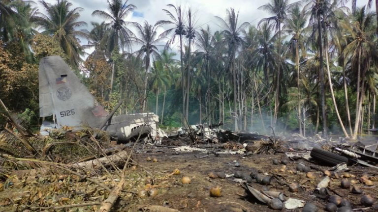 Откриха черната кутия на разбилия се военен самолет на Филипините, съобщава
