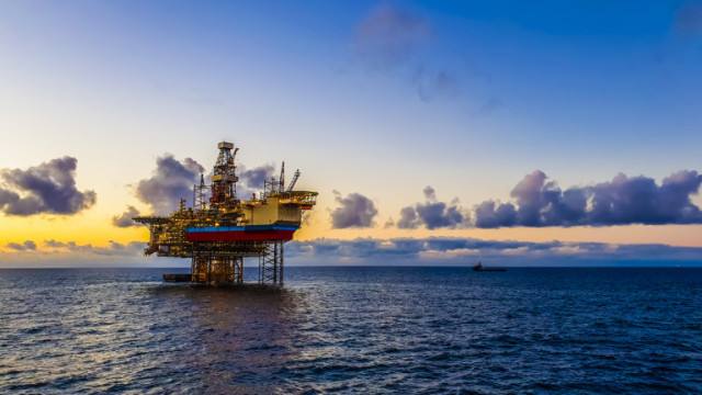 Зад спора в ОПЕК относно повишението на петролния добив се