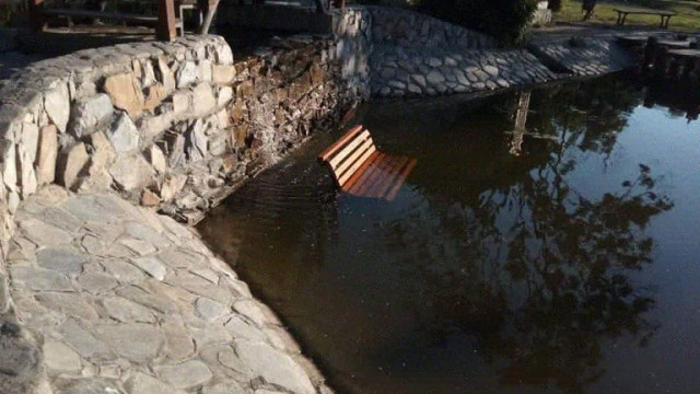 Вандали хвърлиха пейка в езерото в старозагорския парк Артилерийски  Това бе