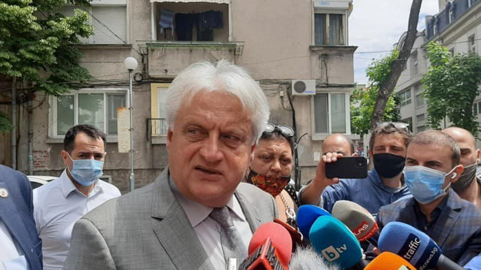 Предлагам добрият и благороден Рашков да предостави някой от 20-те си имота на бедни хора за лятото