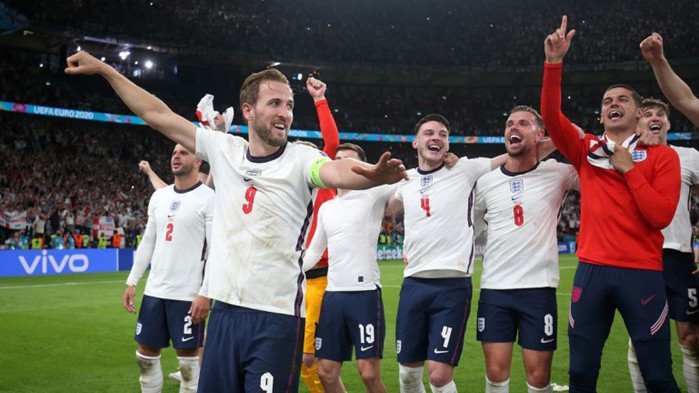 Битката за трофея е в неделя от 22:00 часа. Играчите