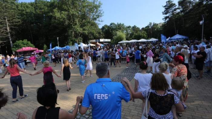 С дълго хоро и заключителен концерт в Северния парк“ коалицията