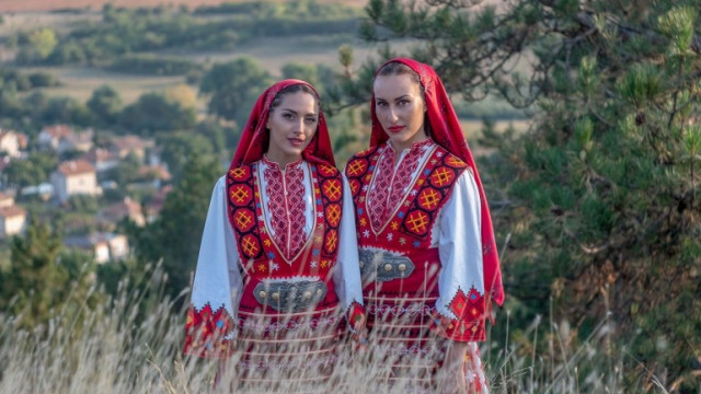Сяйна месечина е българска песен от Западните покрайнини Клипът към
