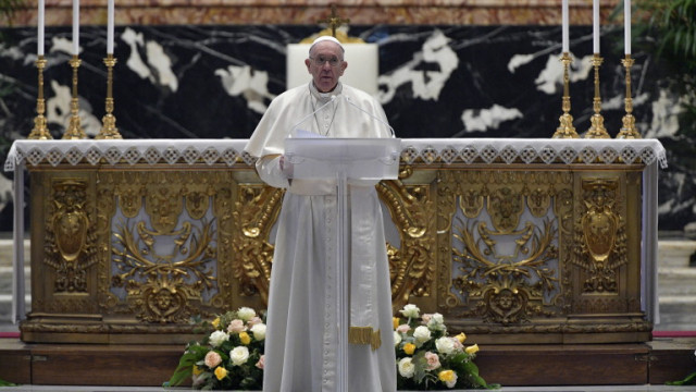 Папа Франциск се възстановява нормално след чревната операция съобщи днес