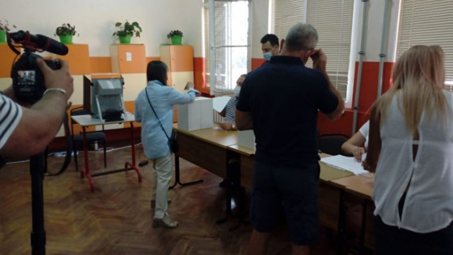 Спокойно започна изборният ден в София Избирателните секции отвориха в