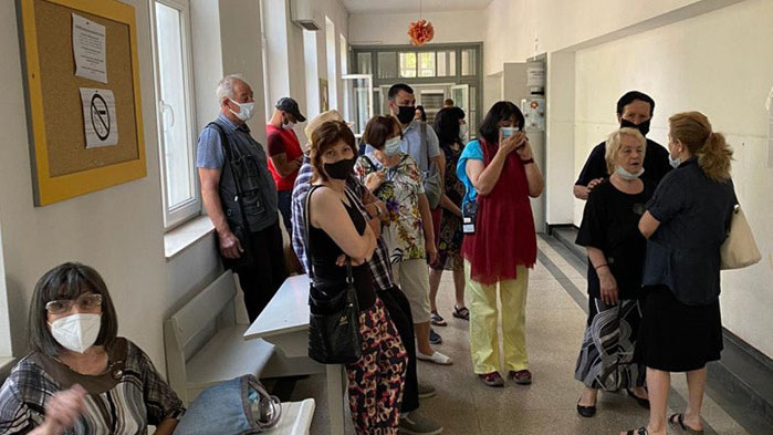 Повече от час се бави гласуването в 14-та секция в