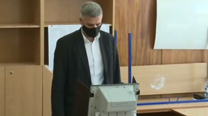 Служебният премиер Стефан Янев гласува в столичното 108 средно училище.