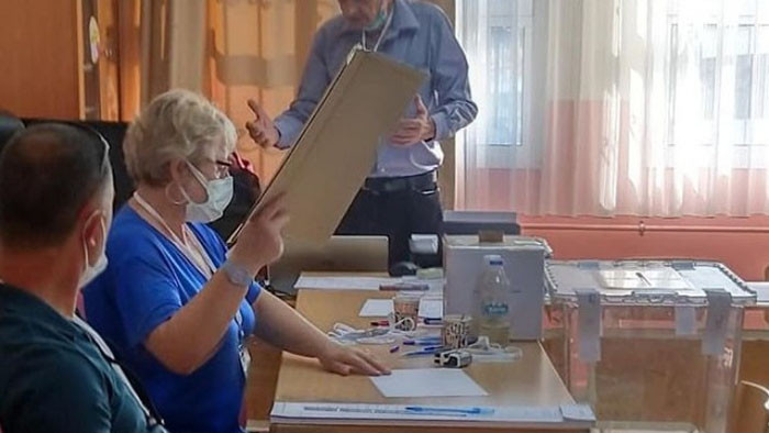 Измир, Али ага секция 325800662. Това е Георги Пенев, служител