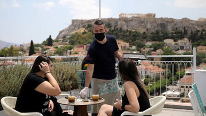 Гръцките здравни власти съобщиха в събота за установени 2327 нови