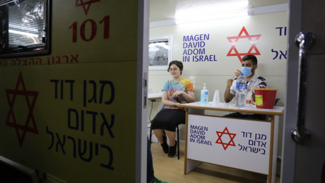 Израел заяви в неделя че ще започне да предлага бустерна доза на