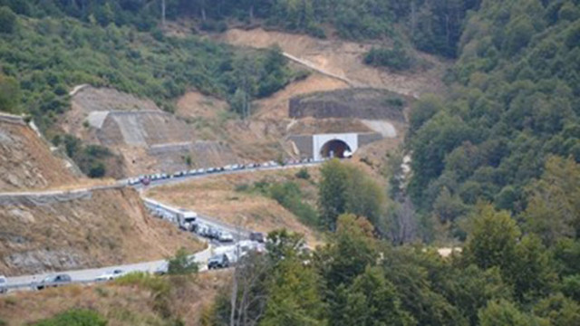 Над 2 км опашка за влизане в България през ГКПП "Маказа"