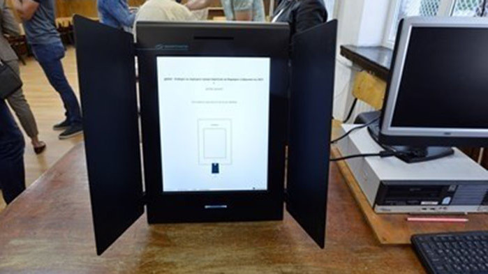 Избирател в Лондон пуснал смарткарта вместо разписка с вота си в урна