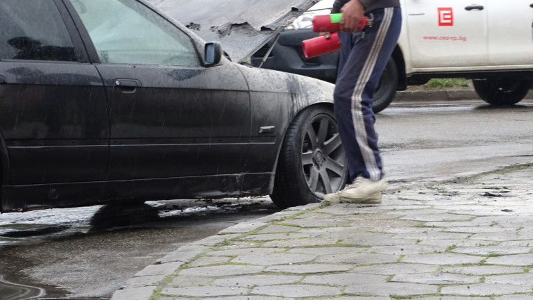 Мъж е с изгаряния след опит да изгаси колата си в Бургас