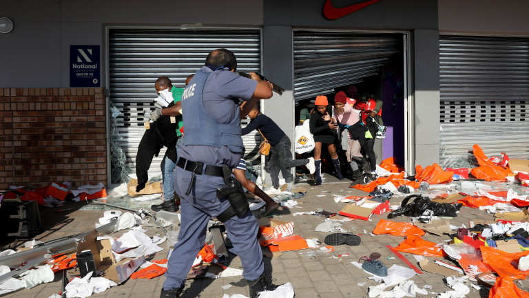 Най-малко 72-ма души са загинали в Южноафриканската република при безредиците, които се разразиха