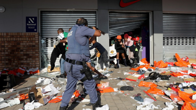 Най малко 72 ма души са загинали в Южноафриканската република при безредиците които се разразиха