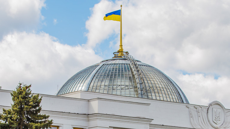 Пенсионирани полицаи щурмуват сградата на парламента в Украйна