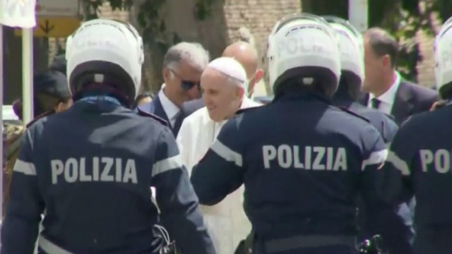 Папа Франциск напусна болницата в Рим където претърпя операция на