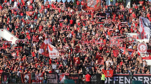 Масово без маски, без дистанция, без контрол на стадиона (СНИМКИ)