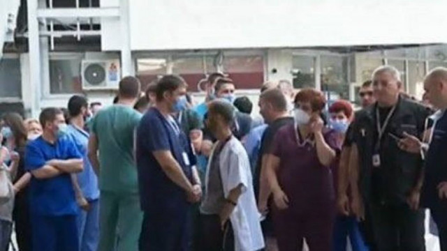 Лекарите от Пирогов излязоха на протест в този момент заради уволнението на проф