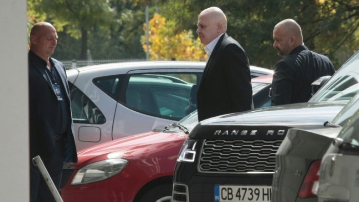 Слави Трифонов е записал видеото, в което представи проектокабинета си,